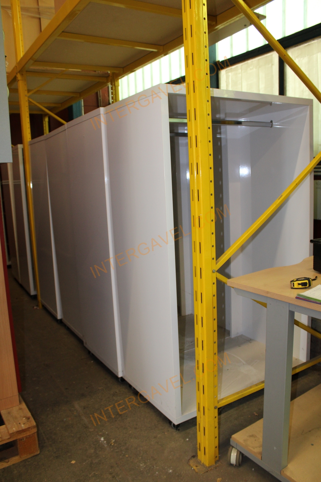 Nyitott kabátakasztó 4