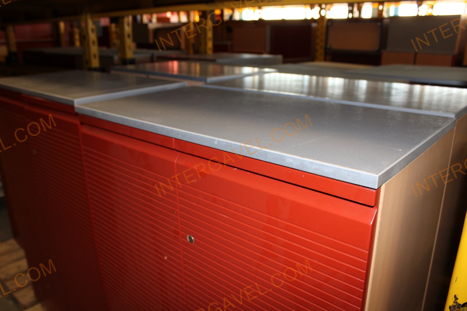 Polcos szekrény (piros ajtó/szürke tető rész-3 aktasoros) 4