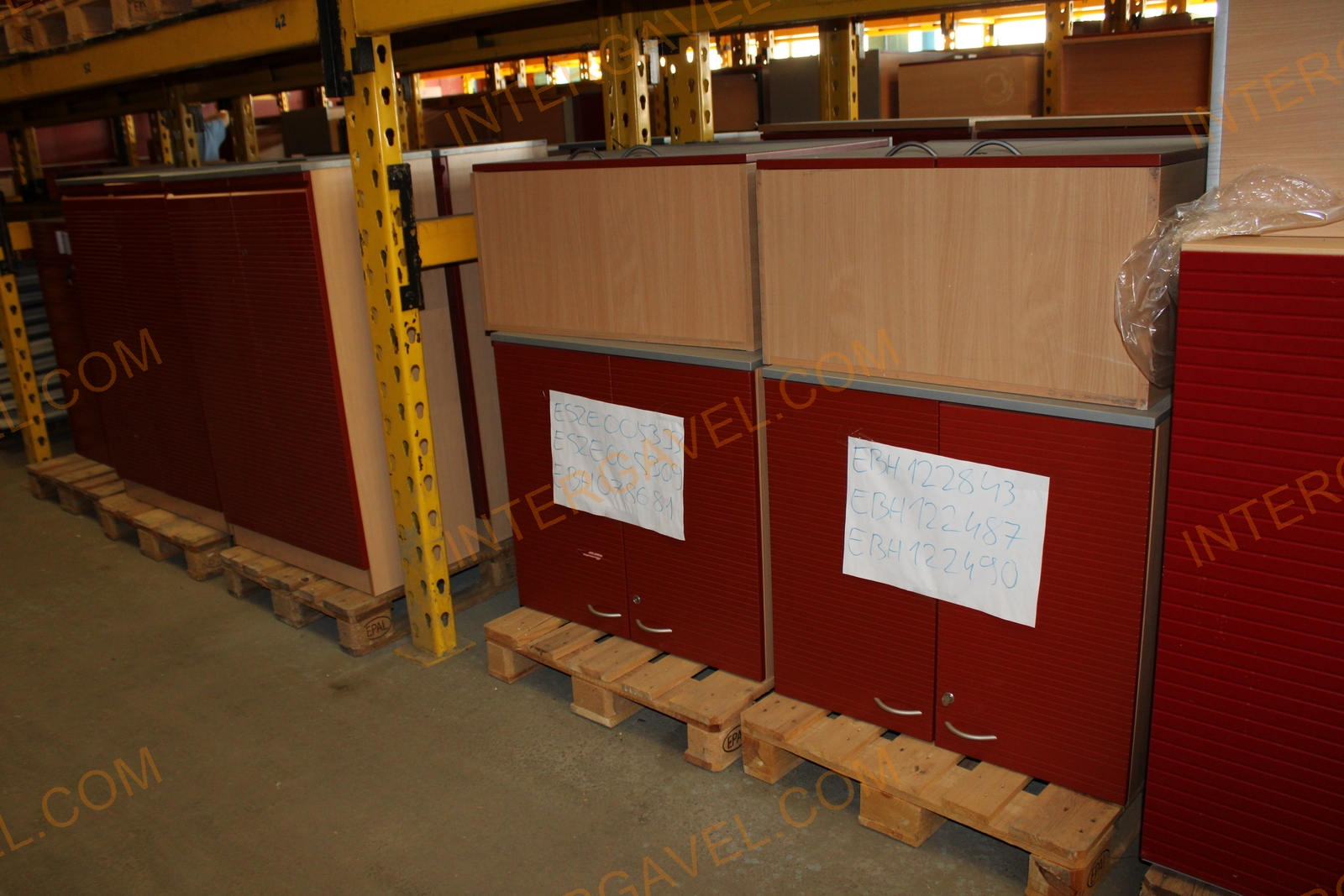 Polcos szekrény (piros ajtó/szürke tető rész-2 aktasoros)