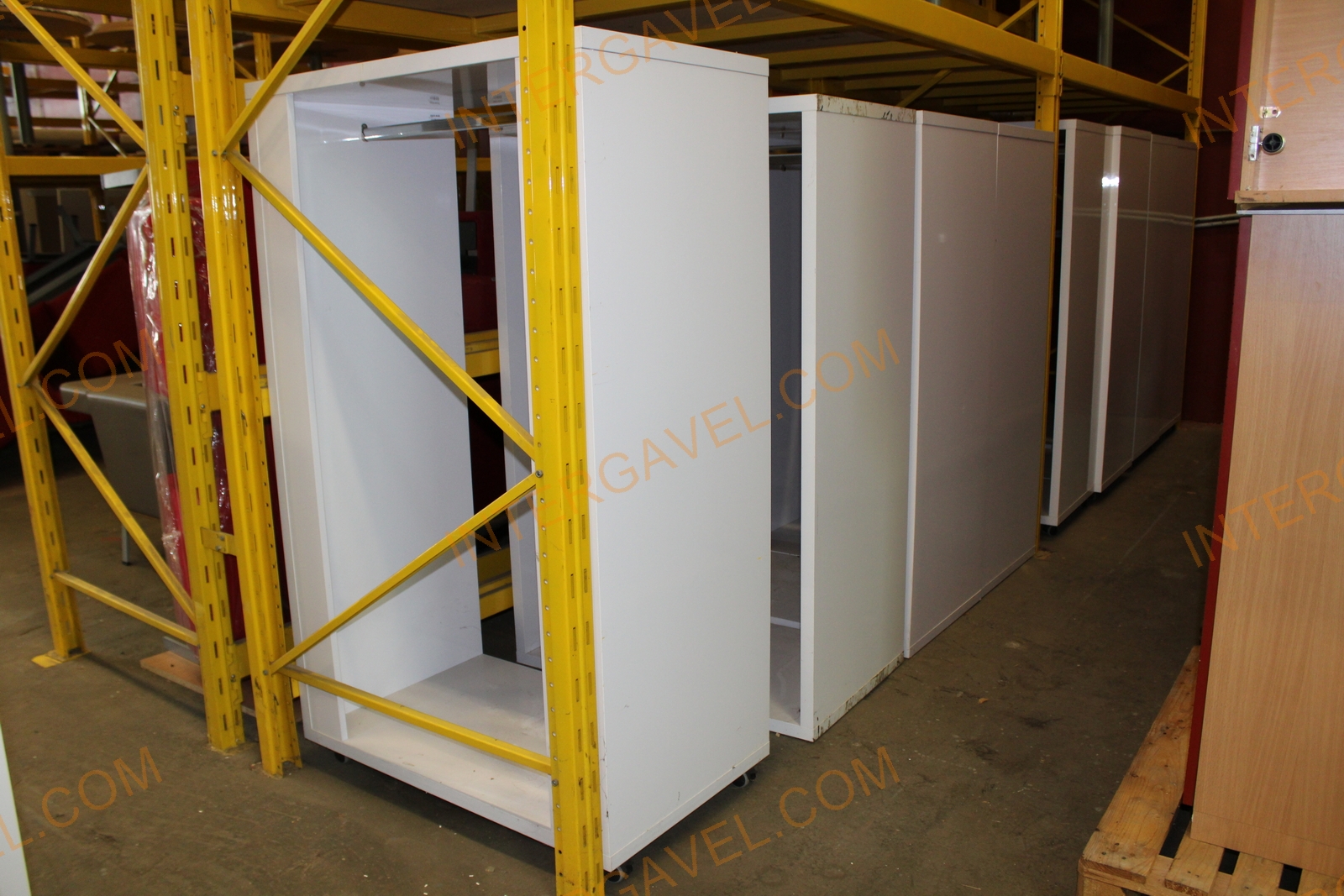 Nyitott kabátakasztó 3