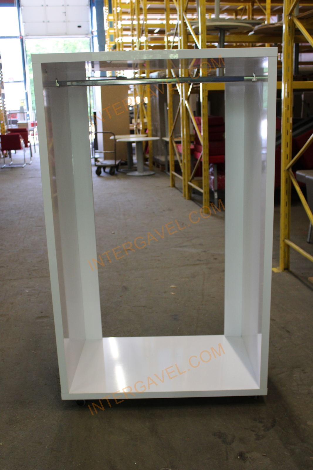 Nyitott kabátakasztó