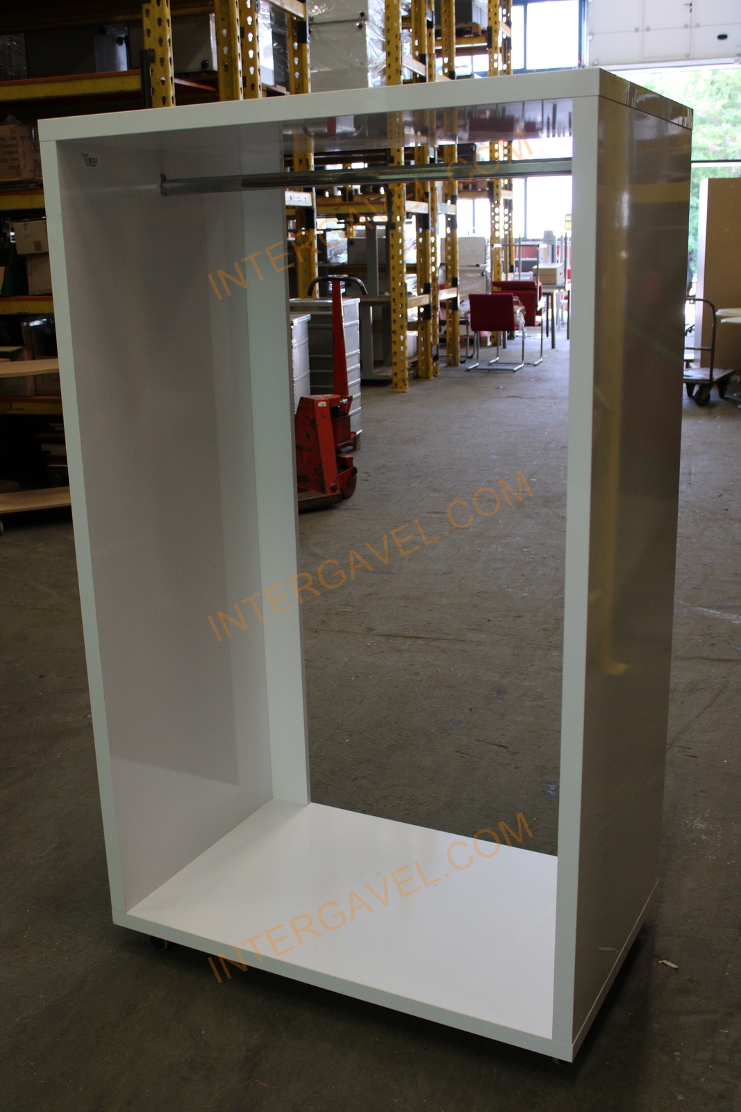 Nyitott kabátakasztó 2