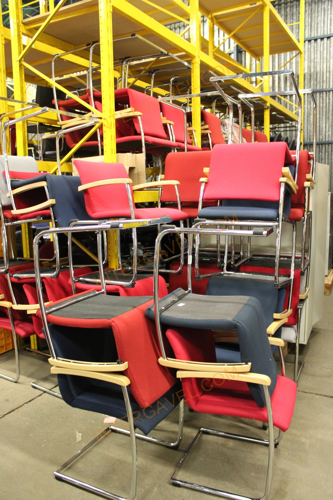 Tárgyalószék (piros-fakarfás) 3