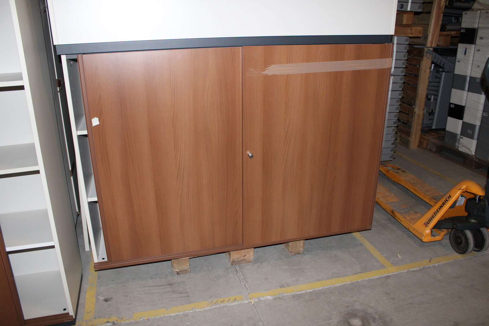 Polcos szekrény (tolóajtós-barna-1080 mm magas) 2