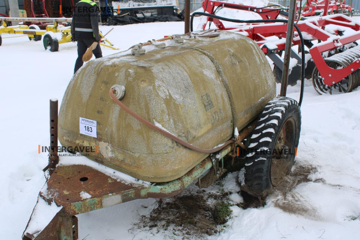 Vontatott 1000 l tartály 2