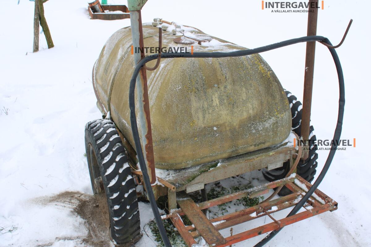 Vontatott 1000 l tartály 3