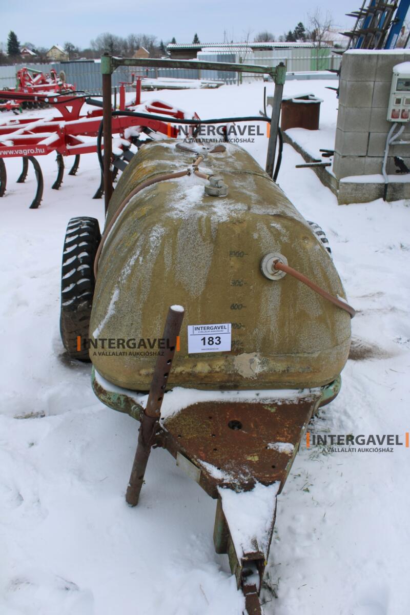 Vontatott 1000 l tartály 8
