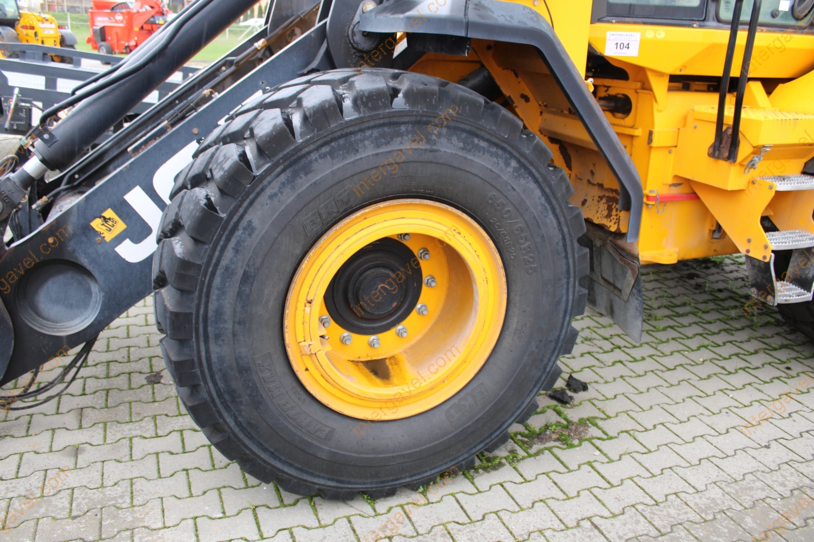 Homlokrakodó - JCB 8