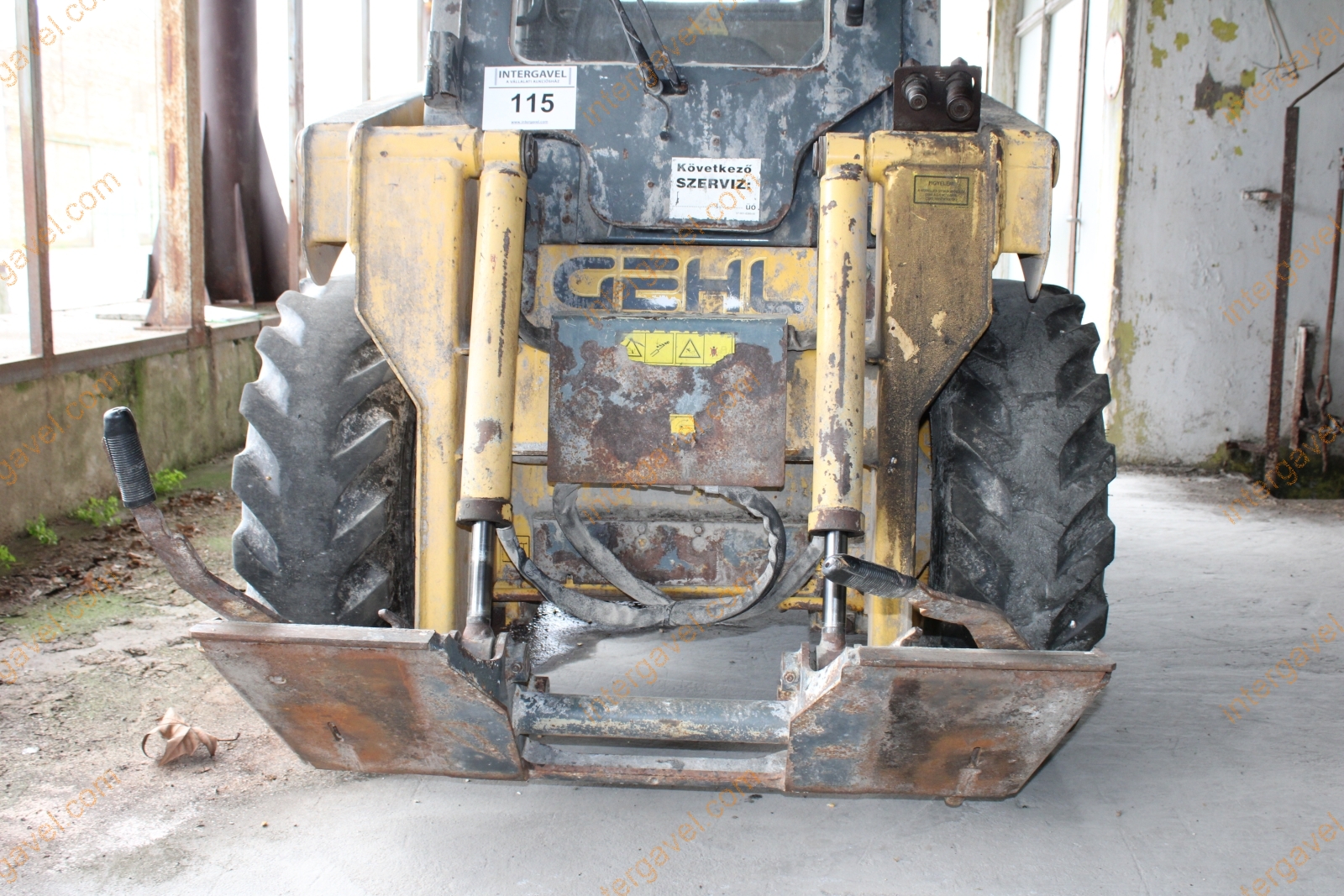 Csúszókormányzású rakodó - GEHL 8