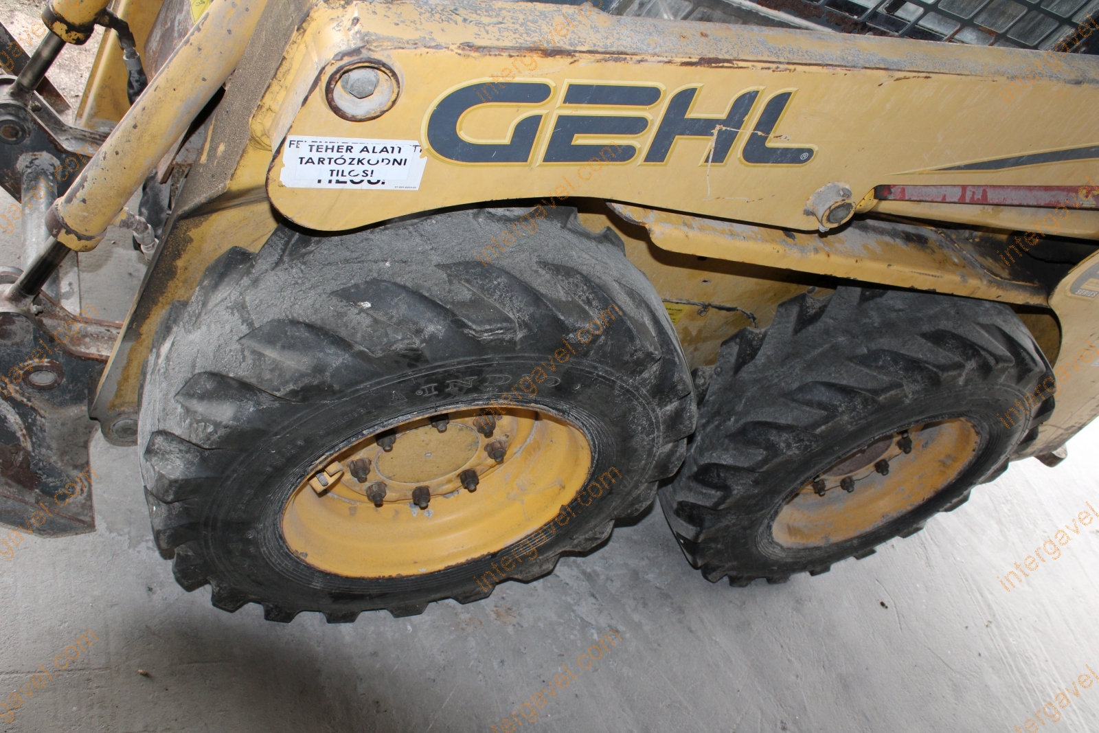 Csúszókormányzású rakodó - GEHL 10