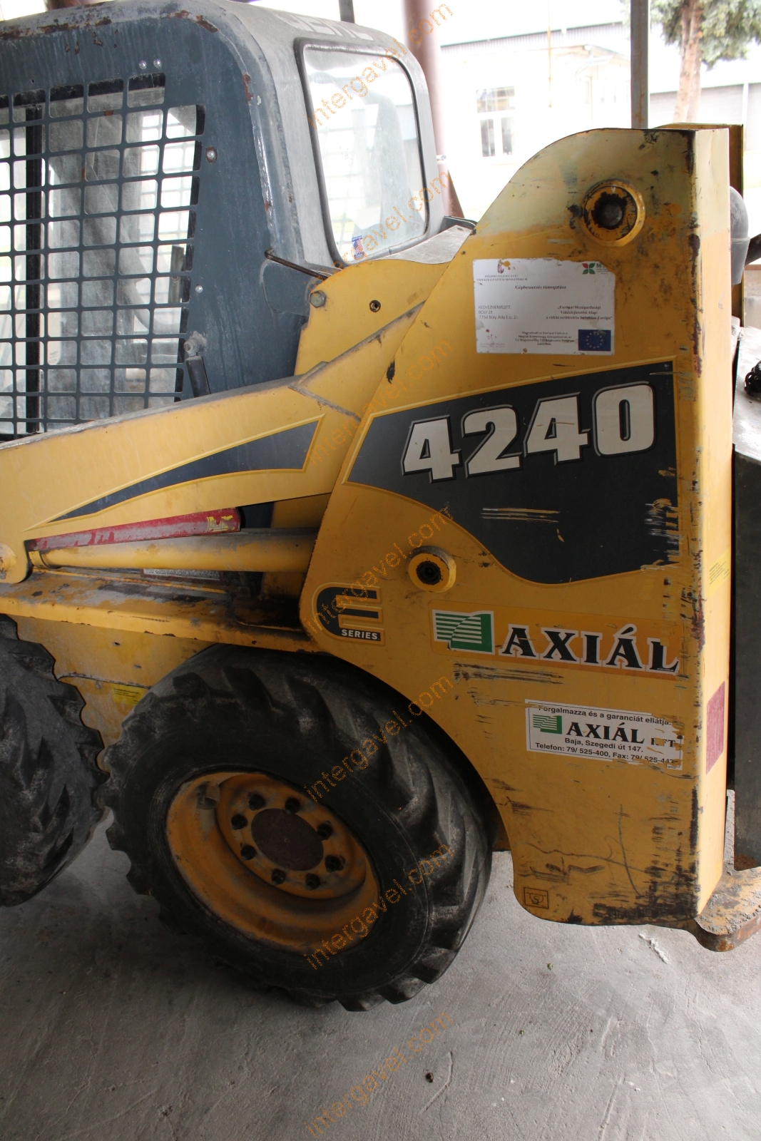 Csúszókormányzású rakodó - GEHL 12