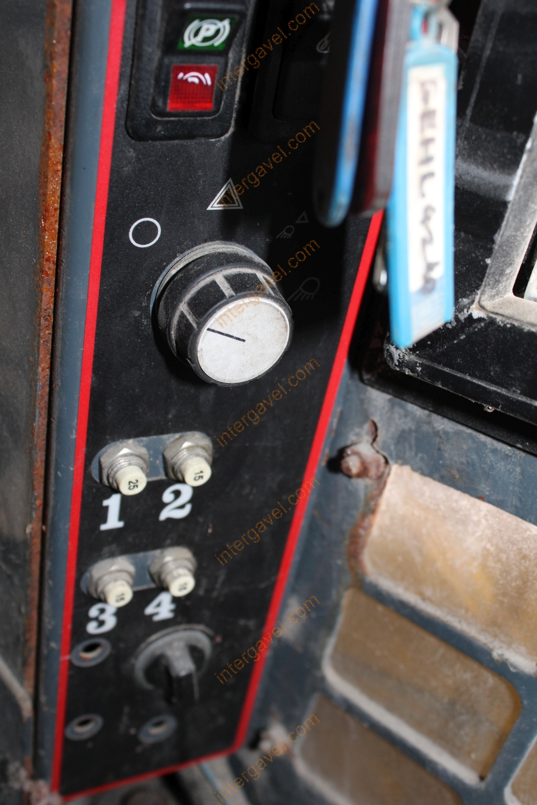 Csúszókormányzású rakodó - GEHL 27