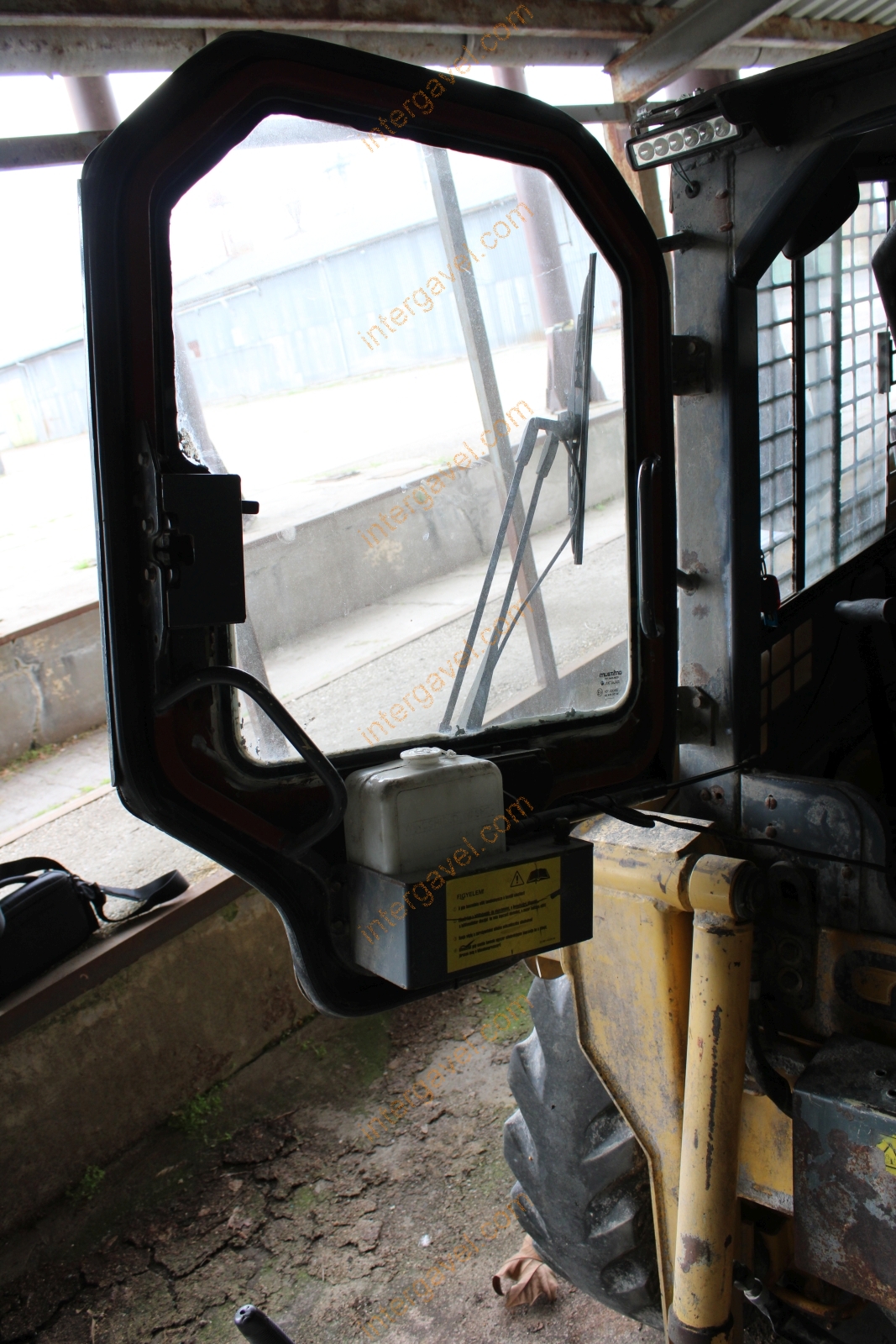 Csúszókormányzású rakodó - GEHL 28