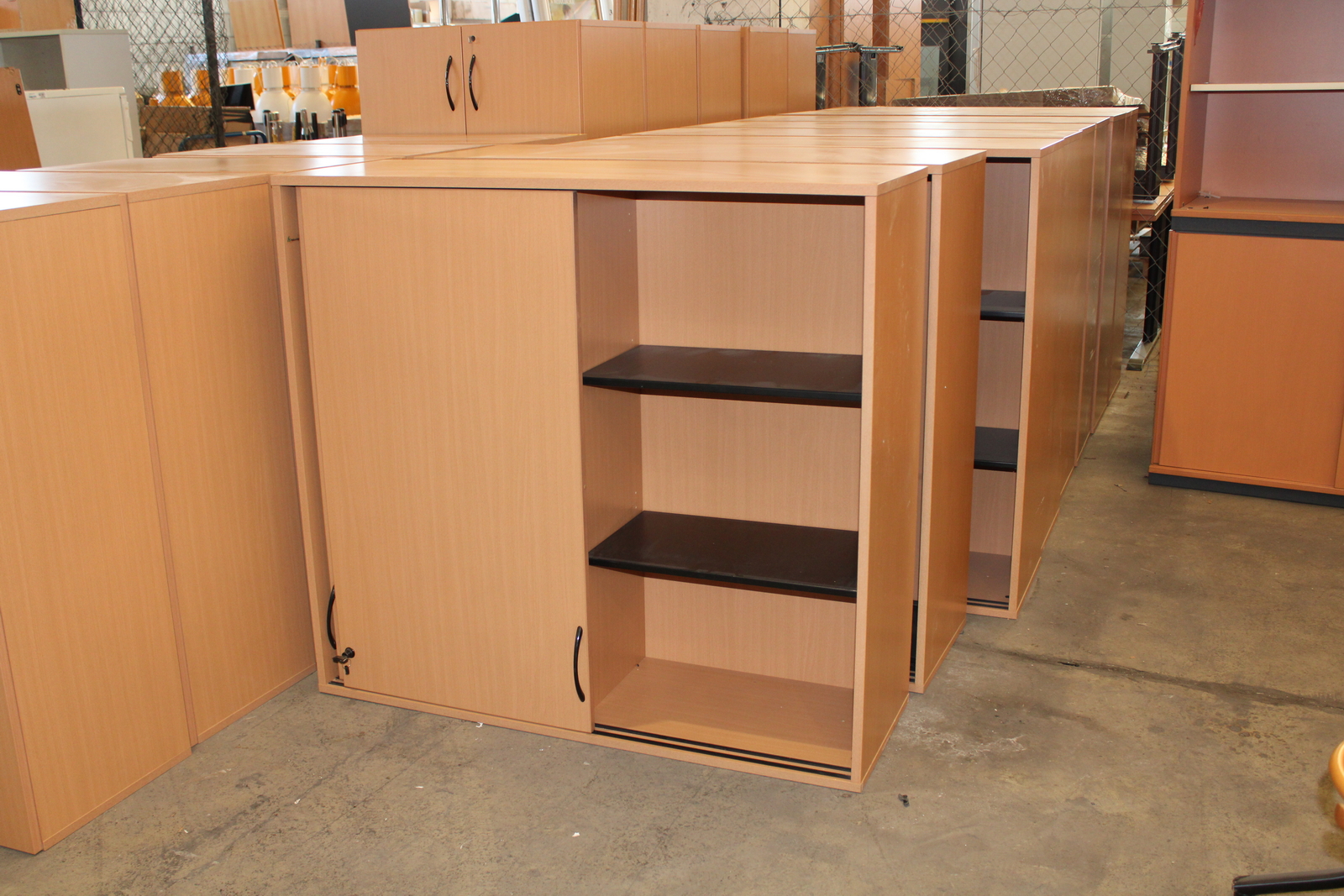 Polcos szekrény (tolóajtós)