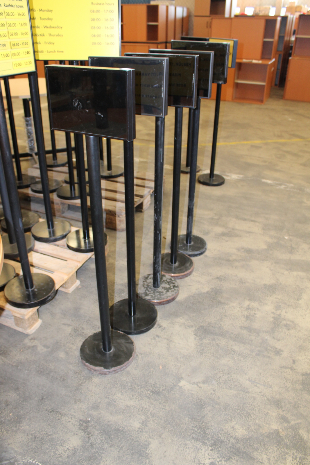 Tábla (itt várakozzon) 2