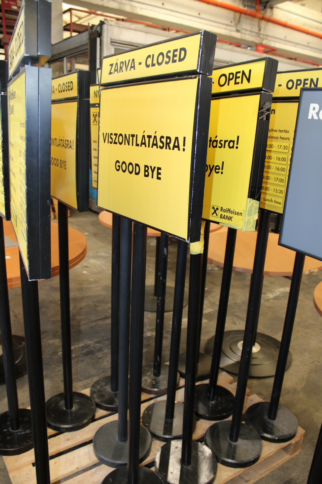 Tábla(nyitva tartás) 2