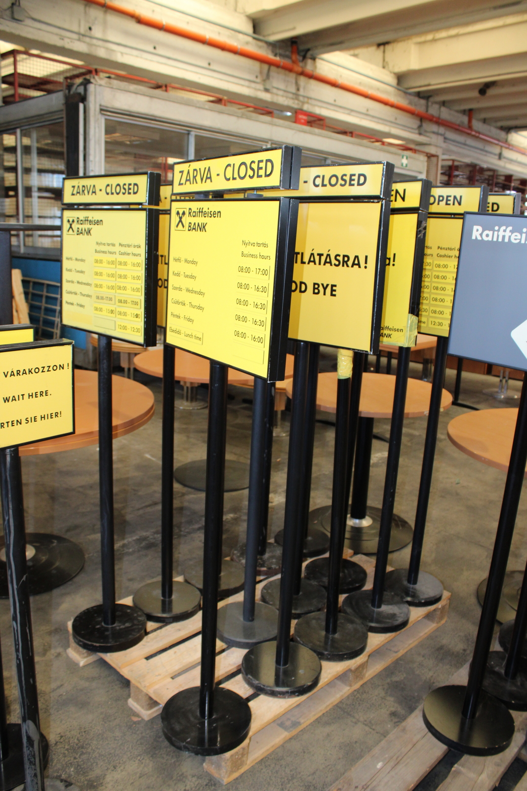 Tábla(nyitva tartás)