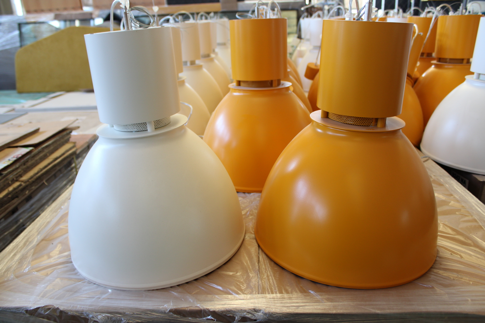 Lámpa (sárga és fehér)