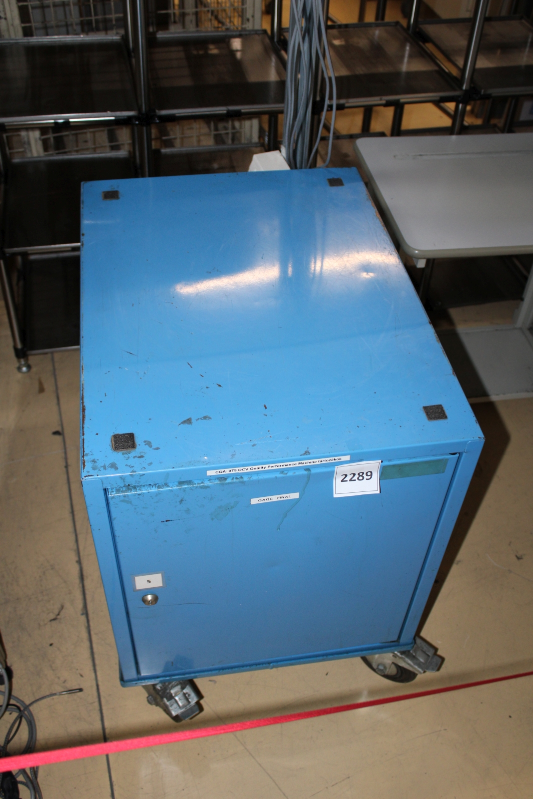 Gurulós szekrény 2