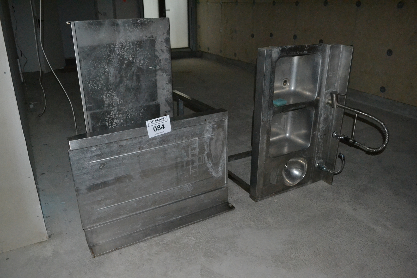 Munkaasztalok és mosogató 1