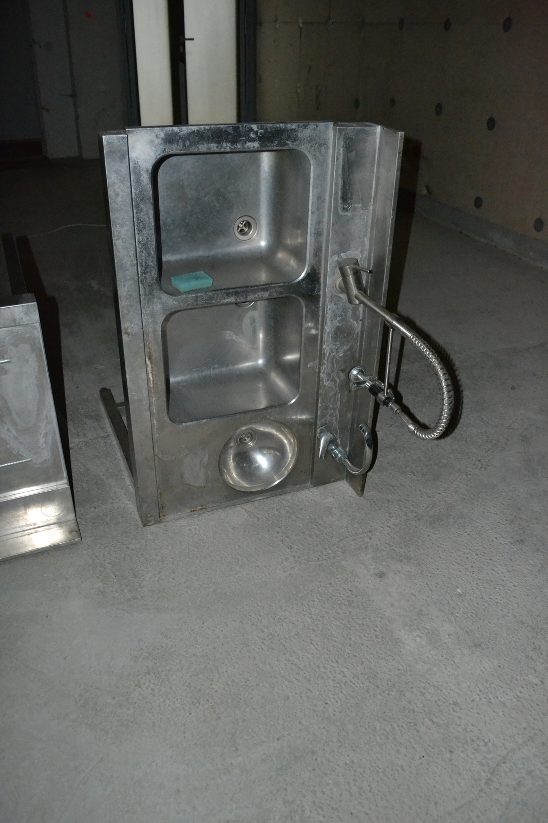 Munkaasztalok és mosogató 2