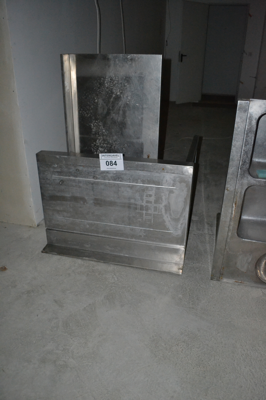 Munkaasztalok és mosogató 3