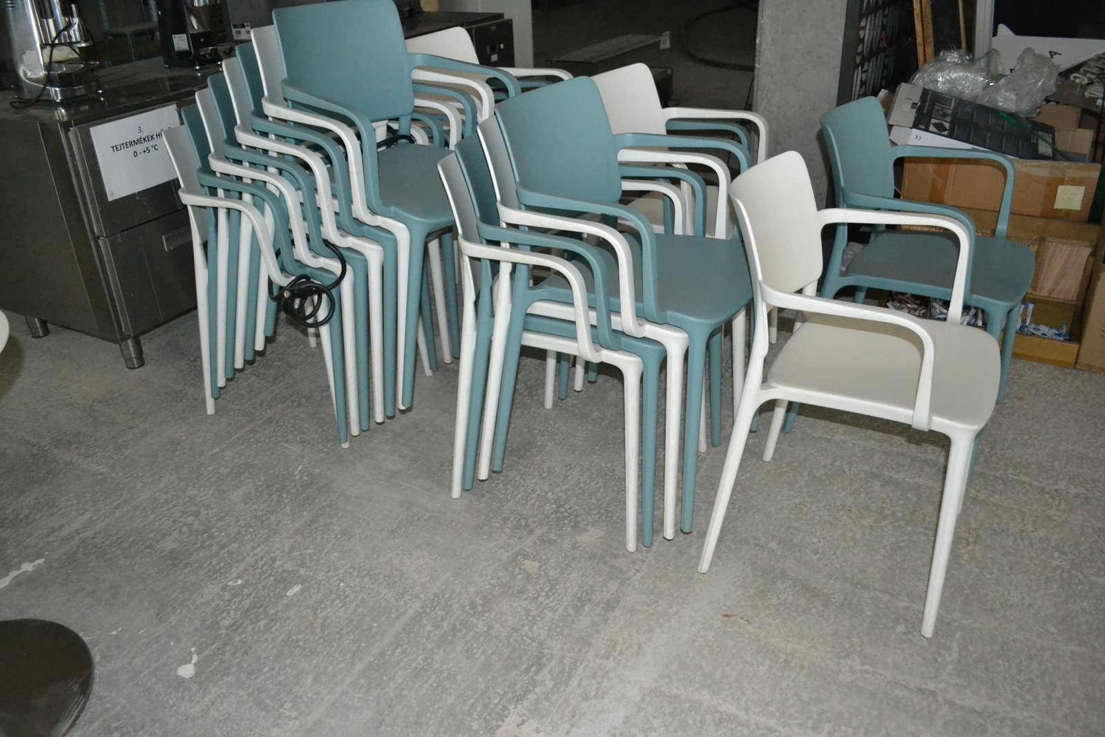 Székek (türkiz és fehér) 2