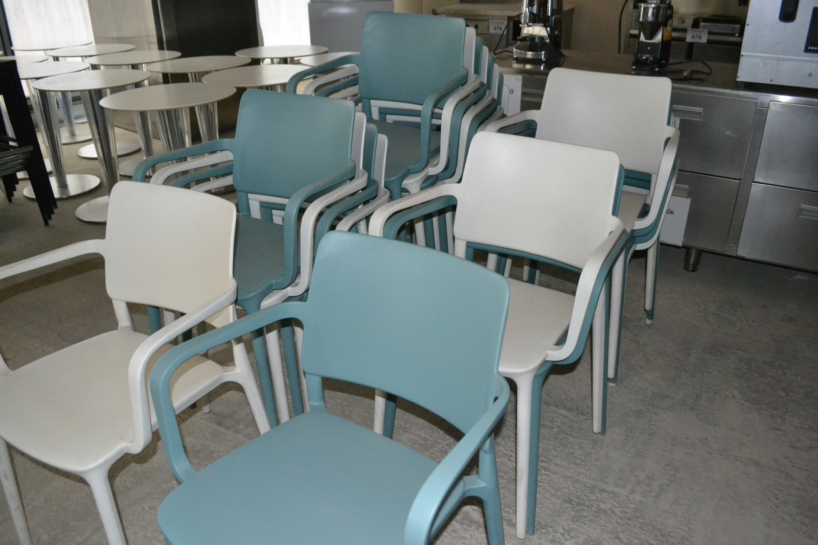 Székek (türkiz és fehér) 3