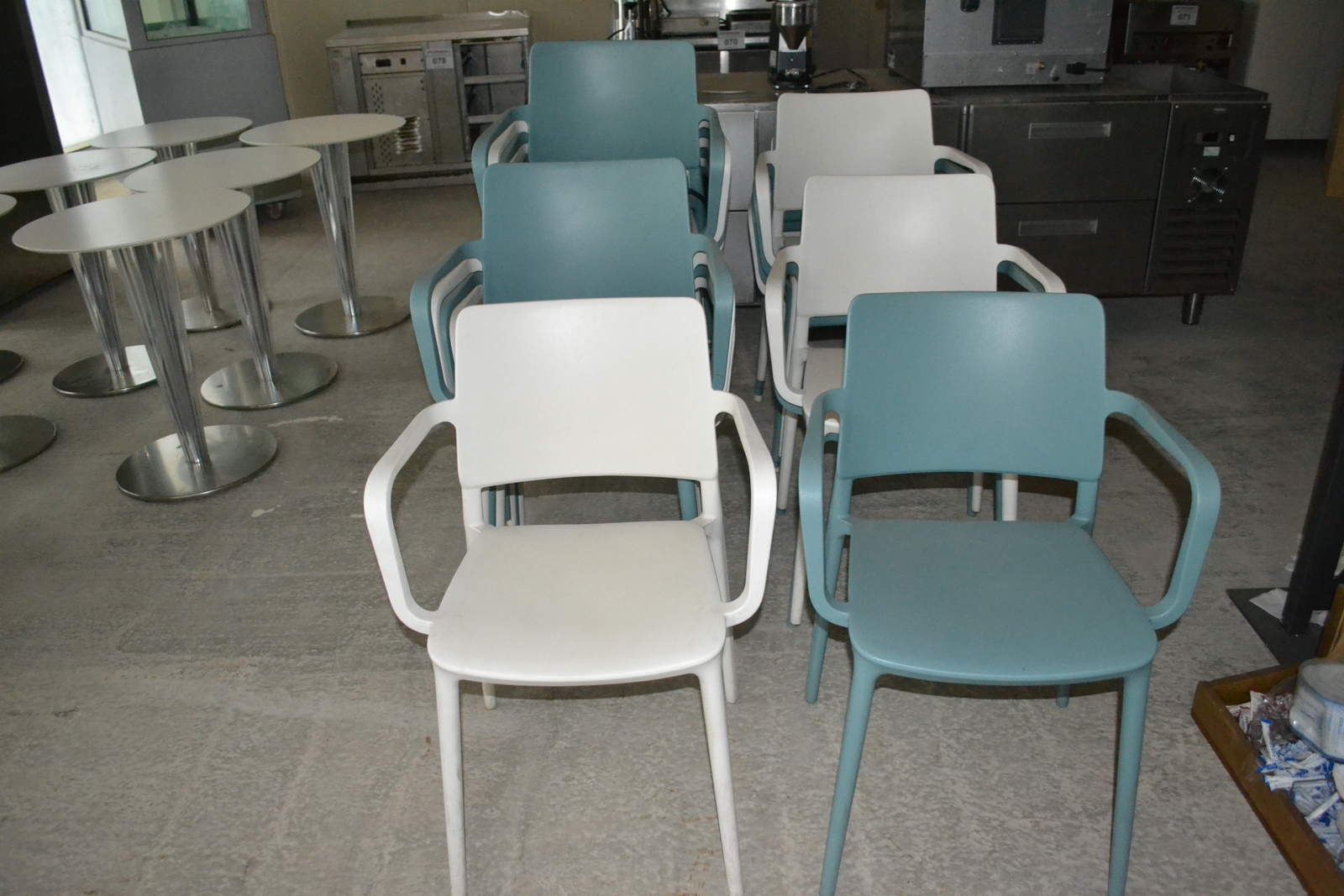 Székek (türkiz és fehér) 4