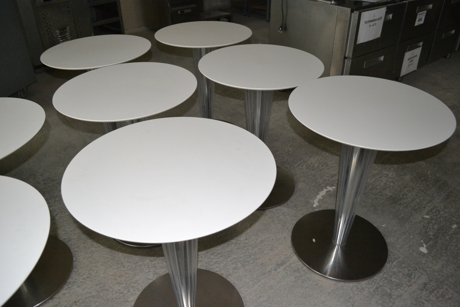 Kávéházi asztal 8