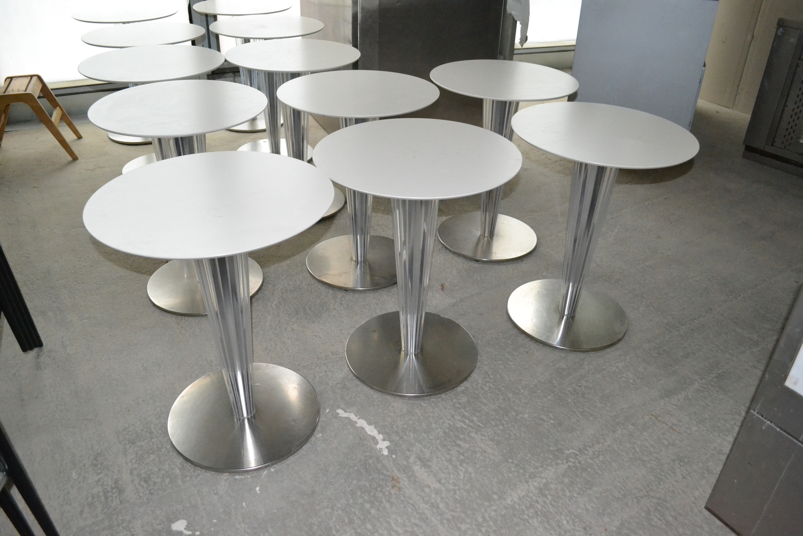 Kávéházi asztal 3