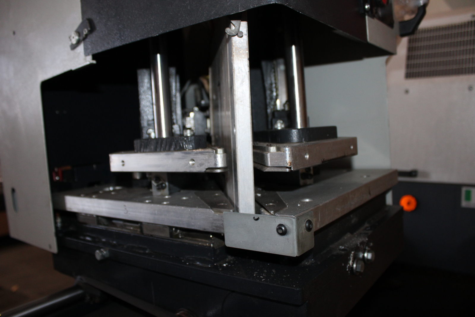 Kétfejes hegesztőgép műanyag profilokhoz Jullich Technologies JTG BB2030 8