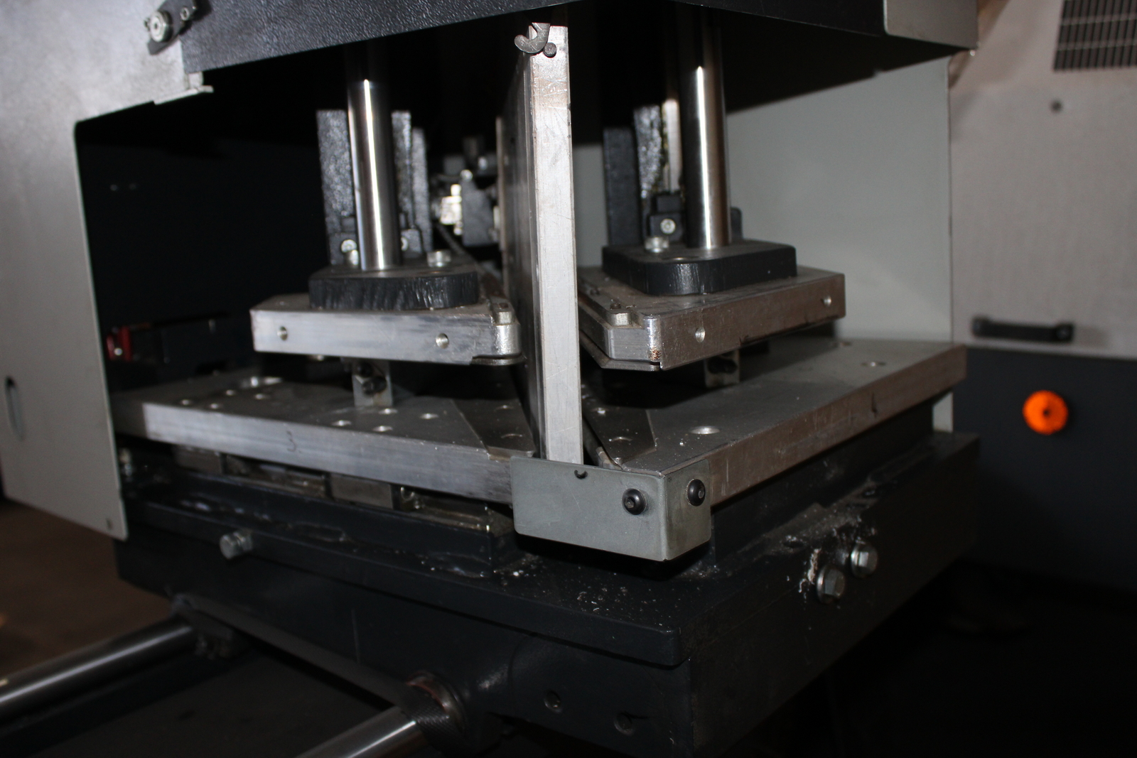 Kétfejes hegesztőgép műanyag profilokhoz Jullich Technologies JTG BB2030 9