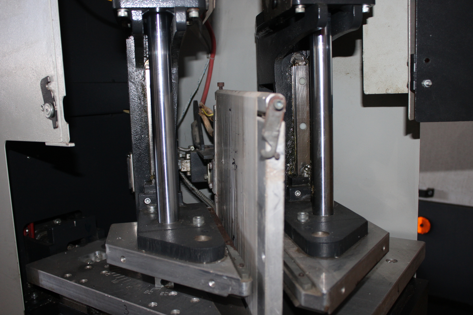 Kétfejes hegesztőgép műanyag profilokhoz Jullich Technologies JTG BB2030 11