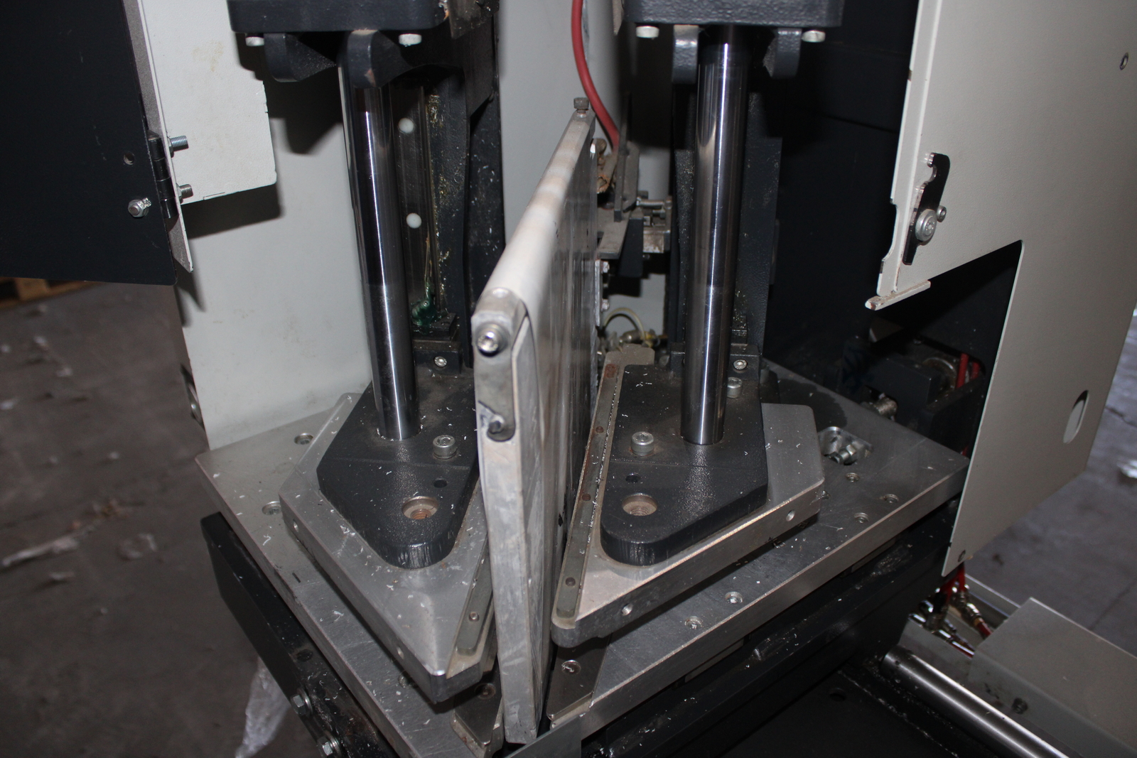 Kétfejes hegesztőgép műanyag profilokhoz Jullich Technologies JTG BB2030 18