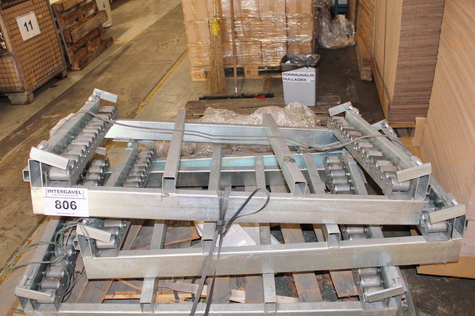 Görgős tároló keret