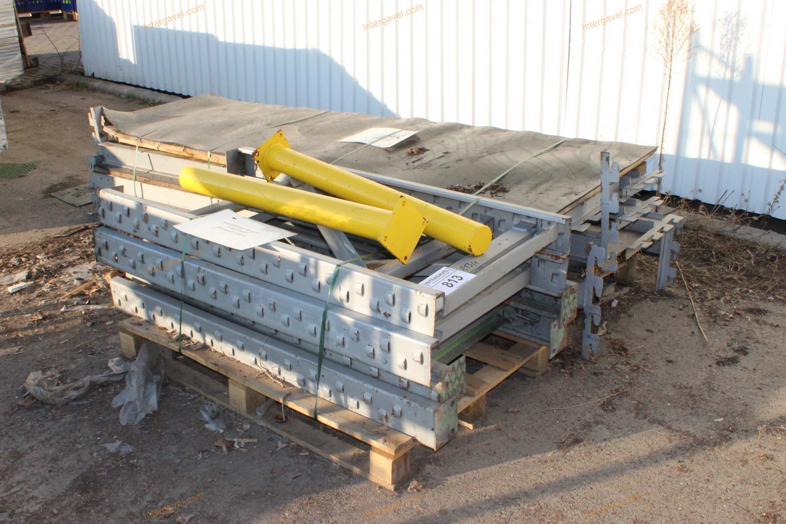 Bontott raklapos állványelemek