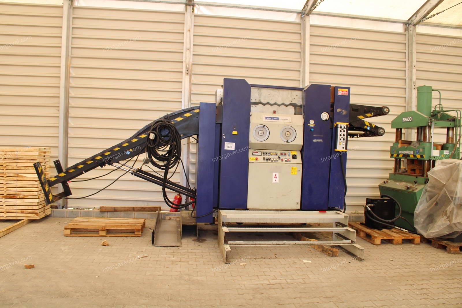 Tekercs egyengető, adagoló és lecsévélő