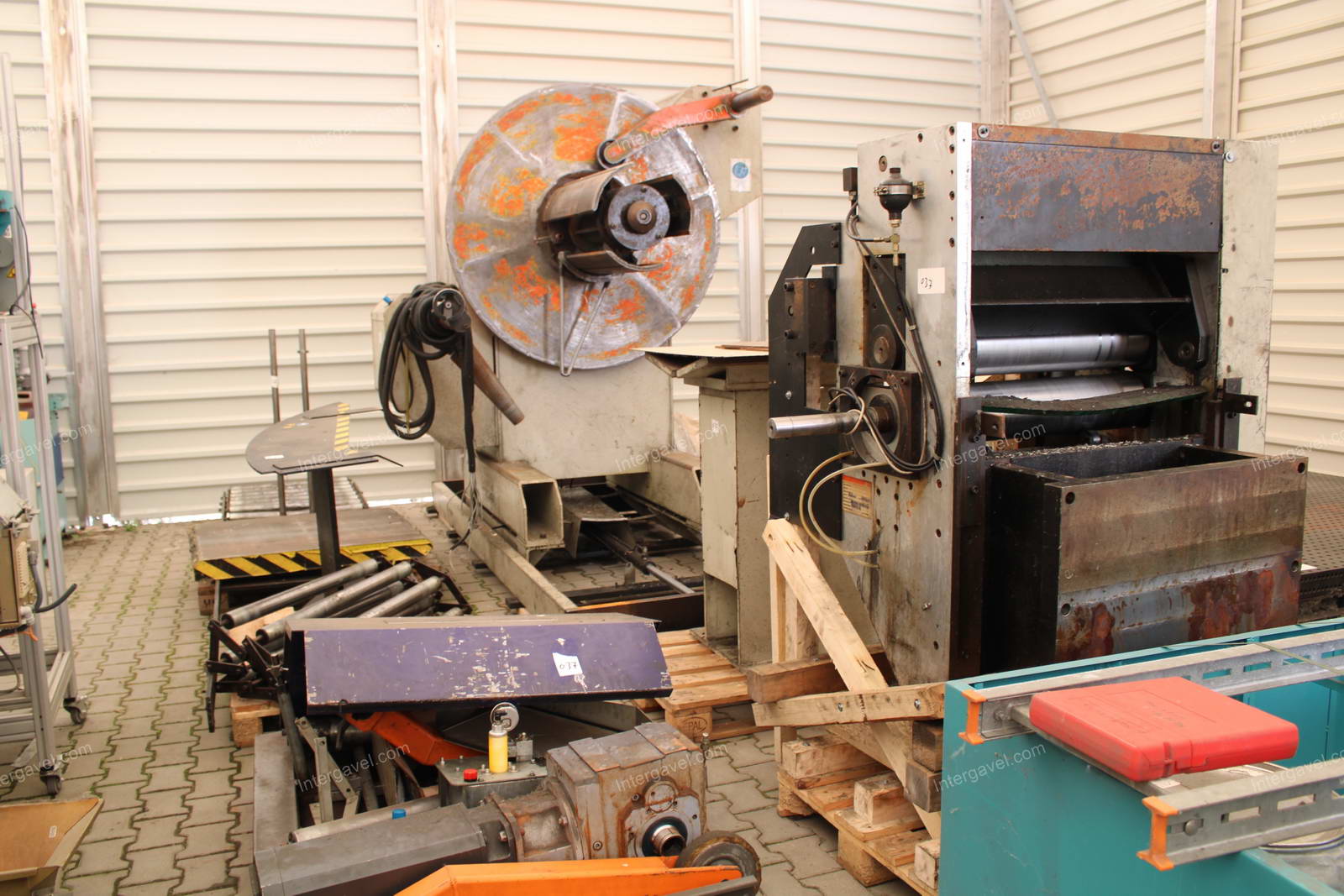 Tekercs egyengető, adagoló és lecsévélő 2