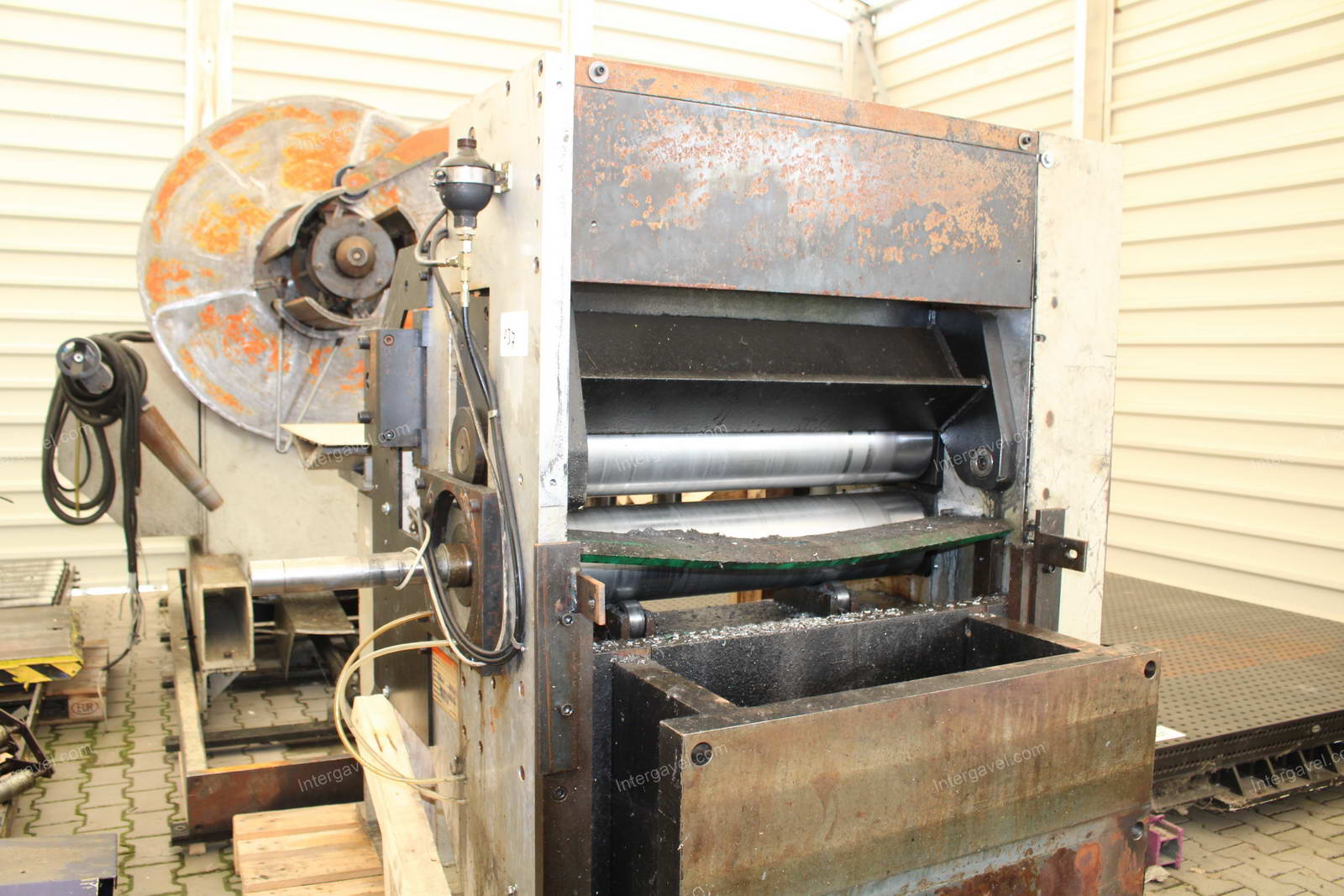 Tekercs egyengető, adagoló és lecsévélő 15