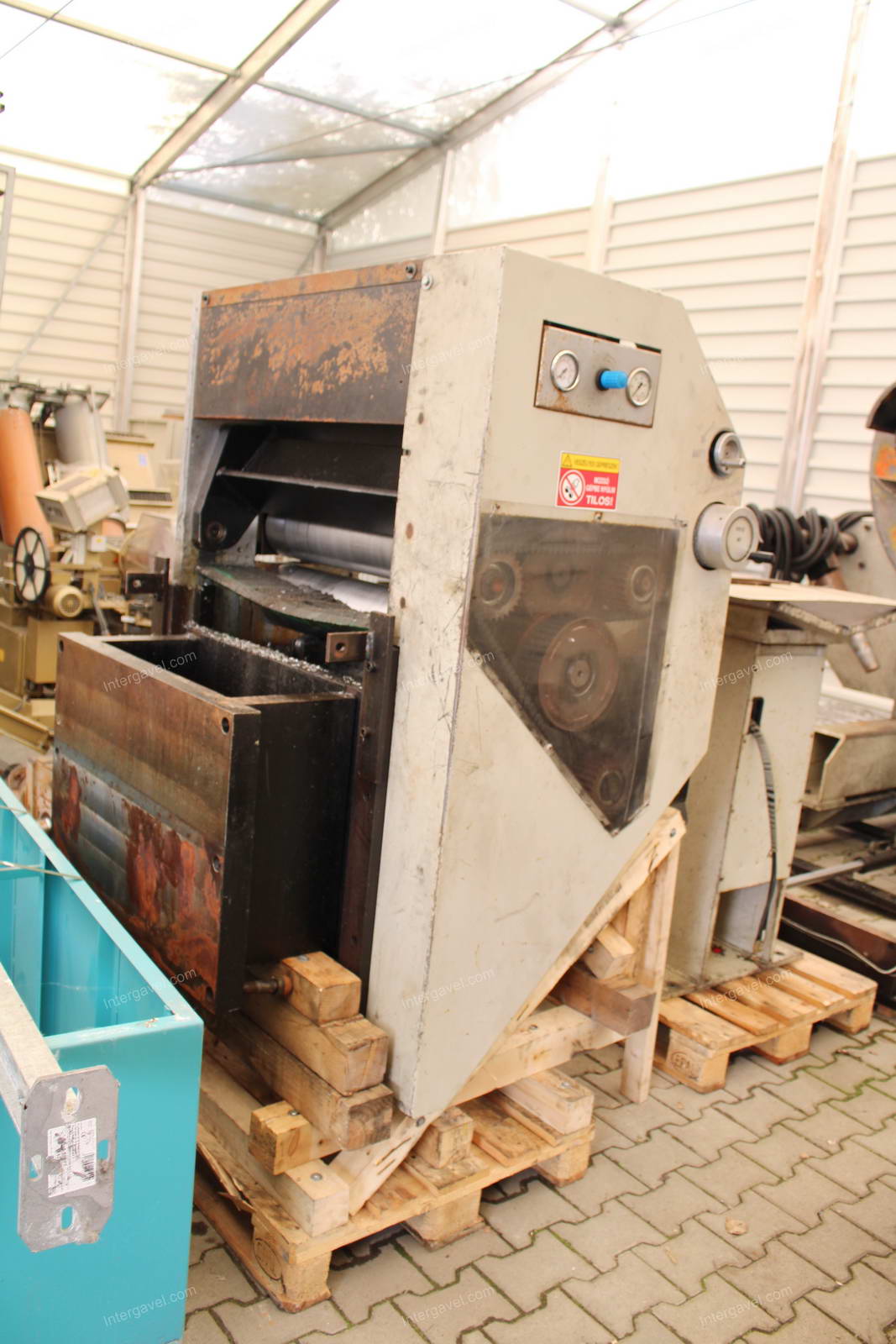 Tekercs egyengető, adagoló és lecsévélő 16