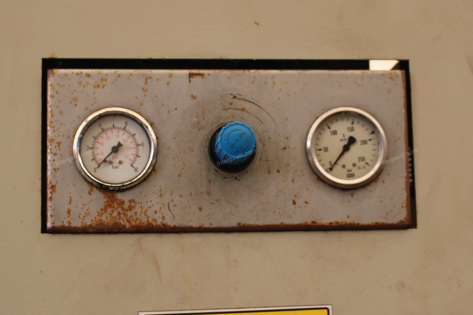 Tekercs egyengető, adagoló és lecsévélő 17