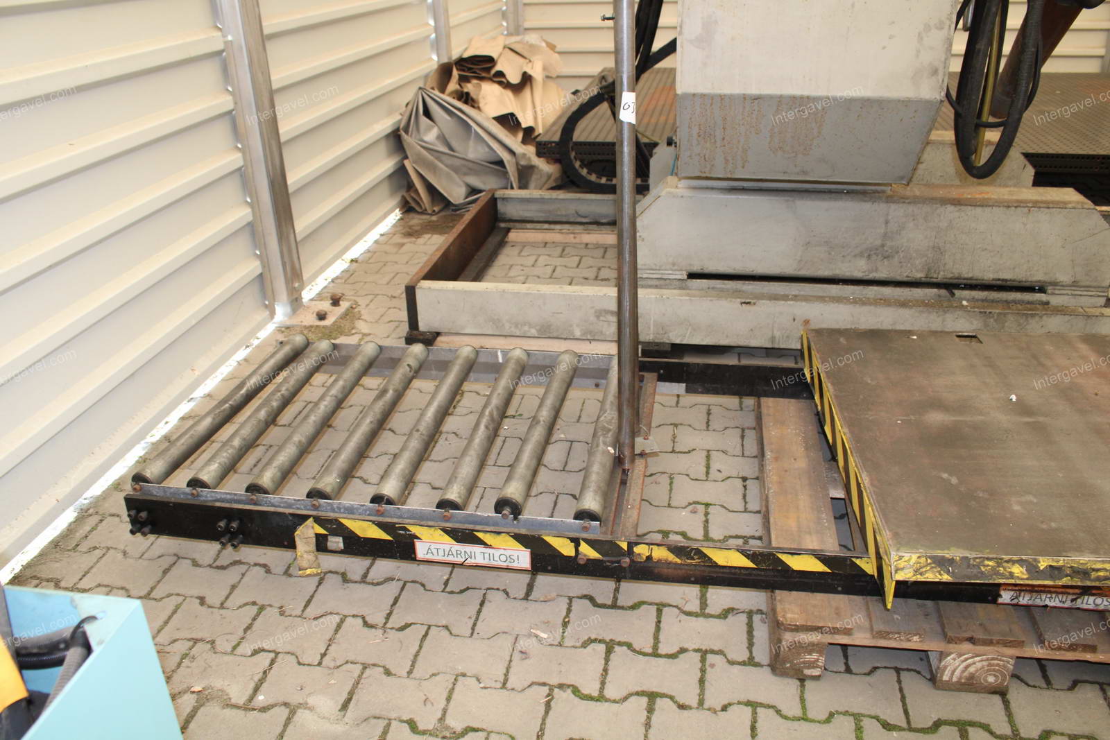 Tekercs egyengető, adagoló és lecsévélő 27