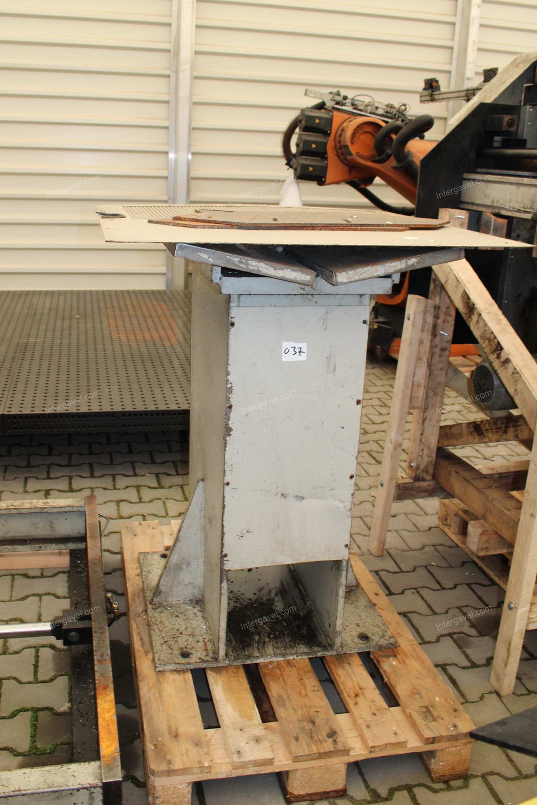 Tekercs egyengető, adagoló és lecsévélő 28