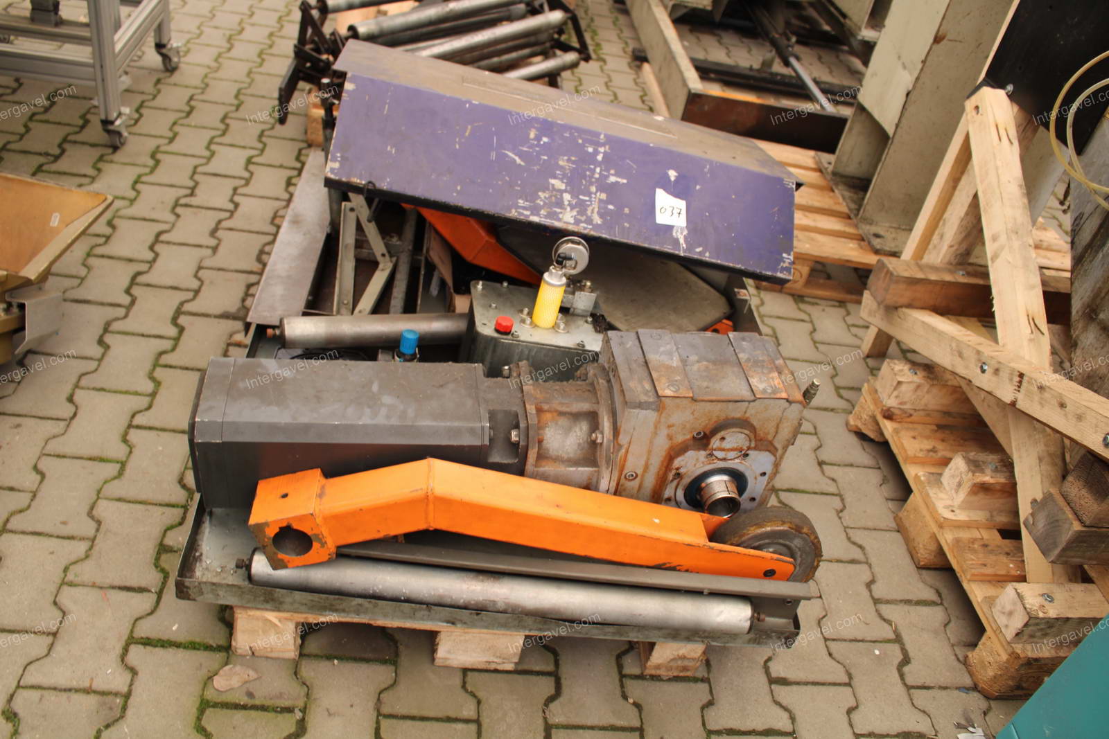 Tekercs egyengető, adagoló és lecsévélő 29