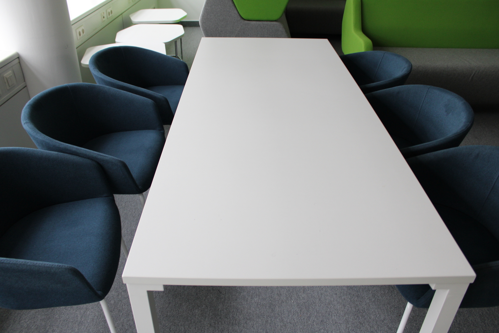 Tárgyalóasztal és székek 4