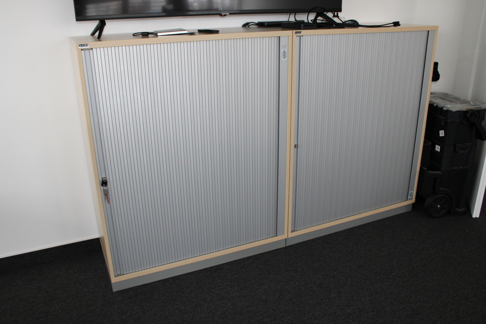 Redőnyös szekrény 1