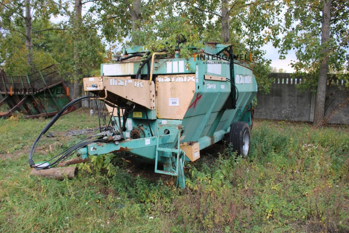 Takarmánykeverő, kiosztókocsi