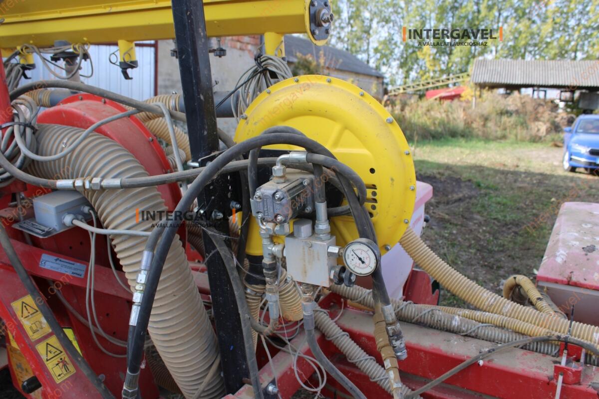 Szemenkénti vetőgép - Kverneland 8