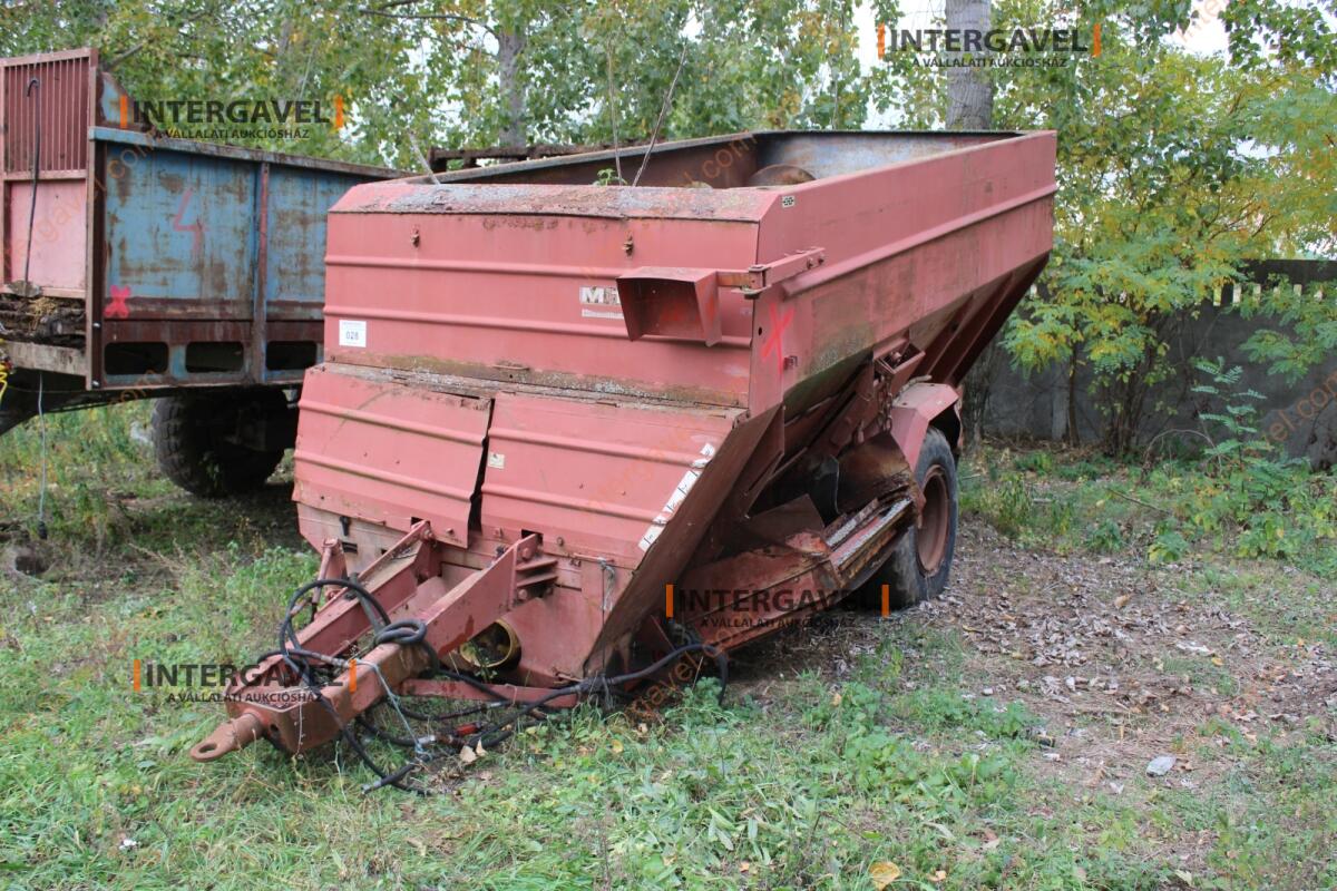 Takarmánykeverő, kiosztókocsi